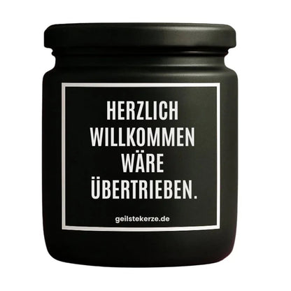 Duftkerze mit Spruch von geilstekerze ist der neue Geschenketrend. Diese witzige Kerze Vegane Bio-Kerze mit Spruch – HERZLICH WILLKOMMEN WÄRE ÜBERTRIEBEN brennt mega lange sagenhafte 80 Stunde, hochwertige ätherische Öle schaffen beste Duftverteilung. Mit 1400 lustigen Sprüchen perfekt zum Verschenken. Handgemacht in Deutschland von geilstekerze.shop -Die beste Duftkerze die du kaufen kannst.