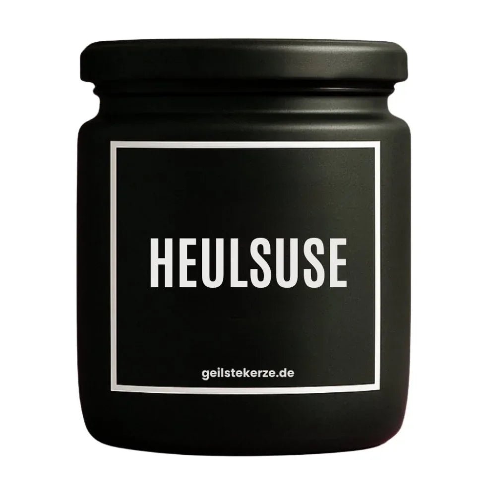 Duftkerze mit Spruch von geilstekerze ist der neue Geschenketrend. Diese witzige Kerze Vegane Bio-Kerze mit Spruch – HEULSUSE brennt mega lange sagenhafte 80 Stunde, hochwertige ätherische Öle schaffen beste Duftverteilung. Mit 1400 lustigen Sprüchen perfekt zum Verschenken. Handgemacht in Deutschland von geilstekerze.shop -Die beste Duftkerze die du kaufen kannst.