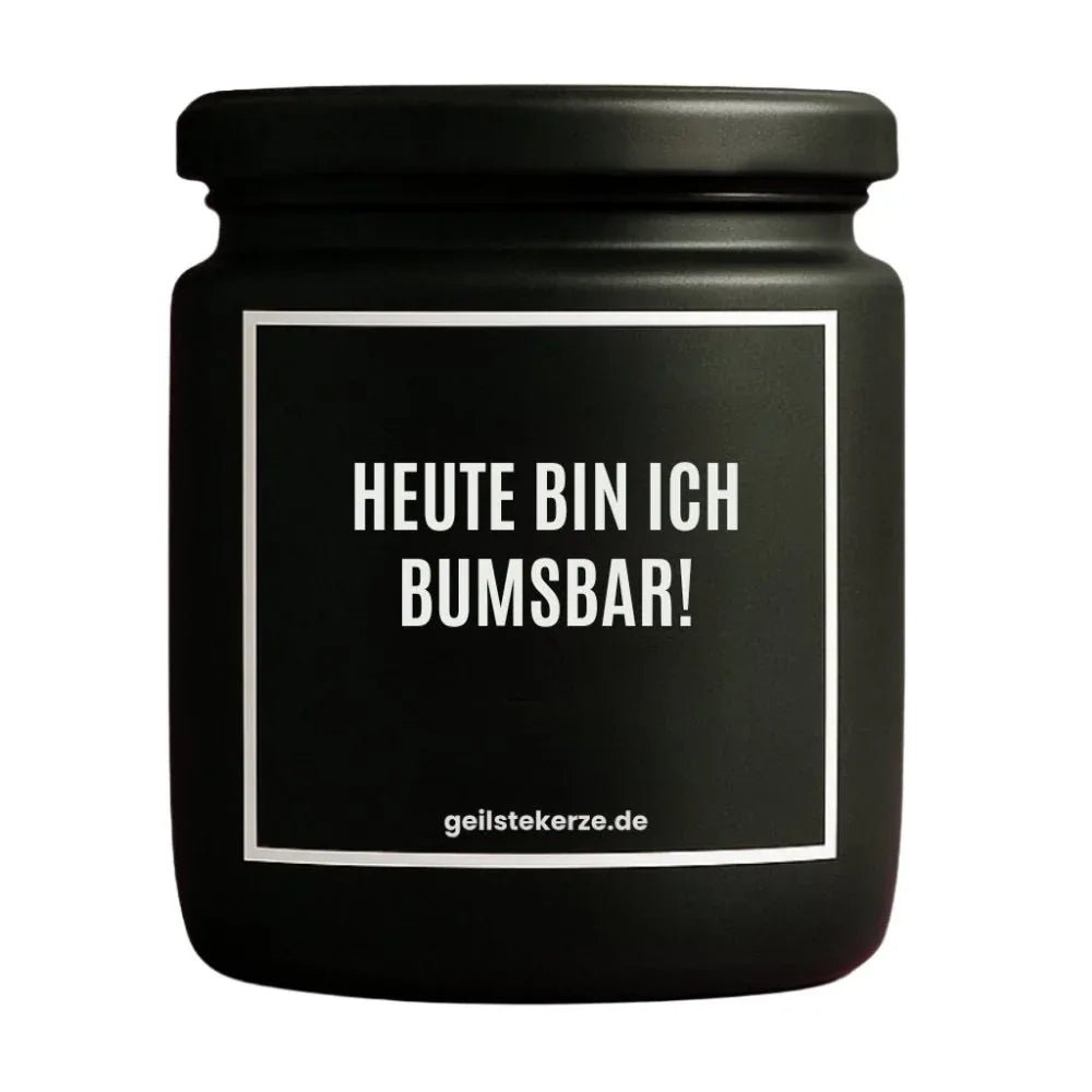 Duftkerze mit Spruch von geilstekerze ist der neue Geschenketrend. Diese witzige Kerze Vegane Bio-Kerze mit Spruch – HEUTE BIN ICH BUMSBAR! brennt mega lange sagenhafte 80 Stunde, hochwertige ätherische Öle schaffen beste Duftverteilung. Mit 1400 lustigen Sprüchen perfekt zum Verschenken. Handgemacht in Deutschland von geilstekerze.shop -Die beste Duftkerze die du kaufen kannst.