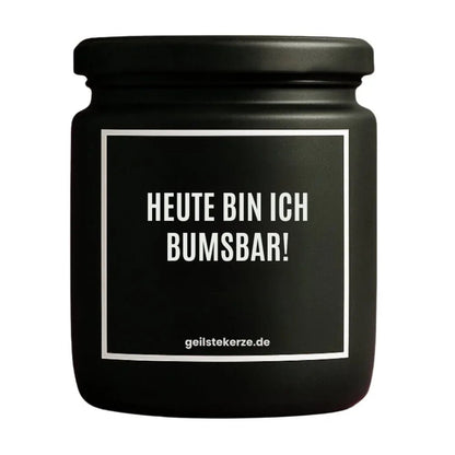Duftkerze mit Spruch von geilstekerze ist der neue Geschenketrend. Diese witzige Kerze Vegane Bio-Kerze mit Spruch – HEUTE BIN ICH BUMSBAR! brennt mega lange sagenhafte 80 Stunde, hochwertige ätherische Öle schaffen beste Duftverteilung. Mit 1400 lustigen Sprüchen perfekt zum Verschenken. Handgemacht in Deutschland von geilstekerze.shop -Die beste Duftkerze die du kaufen kannst.