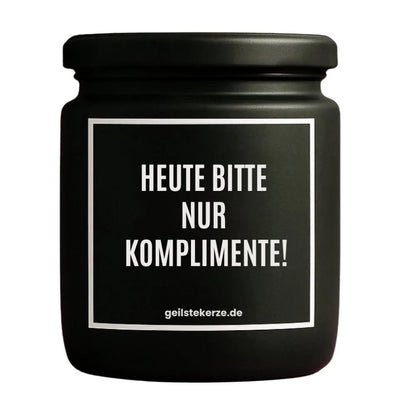 Duftkerze mit Spruch von geilstekerze ist der neue Geschenketrend. Diese witzige Kerze Vegane Bio-Kerze mit Spruch – HEUTE BITTE NUR KOMPLIMENTE brennt mega lange sagenhafte 80 Stunde, hochwertige ätherische Öle schaffen beste Duftverteilung. Mit 1400 lustigen Sprüchen perfekt zum Verschenken. Handgemacht in Deutschland von geilstekerze.shop -Die beste Duftkerze die du kaufen kannst.