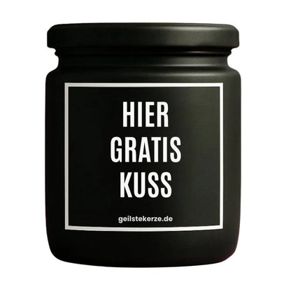 Duftkerze mit Spruch von geilstekerze ist der neue Geschenketrend. Diese witzige Kerze Vegane Bio-Kerze mit Spruch – HIER GRATIS KUSS brennt mega lange sagenhafte 80 Stunde, hochwertige ätherische Öle schaffen beste Duftverteilung. Mit 1400 lustigen Sprüchen perfekt zum Verschenken. Handgemacht in Deutschland von geilstekerze.shop -Die beste Duftkerze die du kaufen kannst.