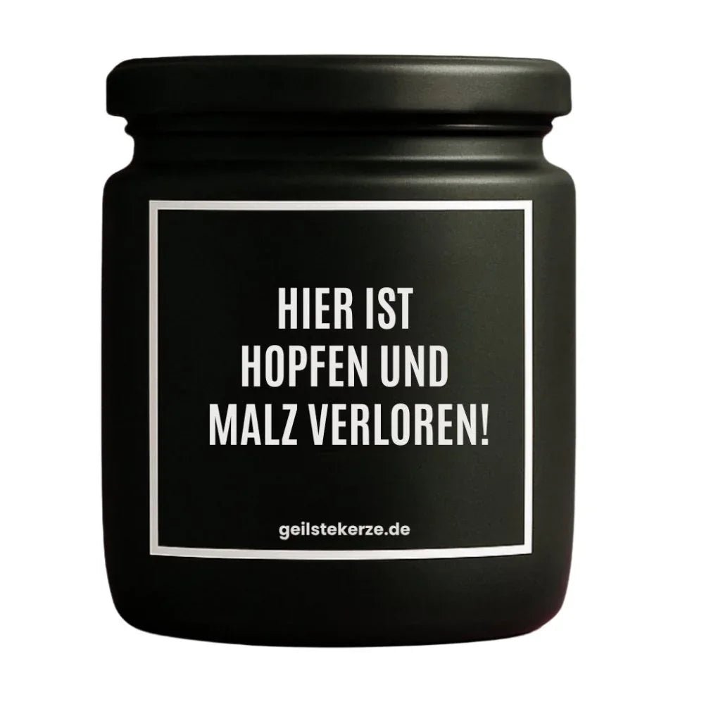 Duftkerze mit Spruch von geilstekerze ist der neue Geschenketrend. Diese witzige Kerze Vegane Bio-Kerze mit Spruch – HIER IST HOPFEN UND MALZ VERLOREN! brennt mega lange sagenhafte 80 Stunde, hochwertige ätherische Öle schaffen beste Duftverteilung. Mit 1400 lustigen Sprüchen perfekt zum Verschenken. Handgemacht in Deutschland von geilstekerze.shop -Die beste Duftkerze die du kaufen kannst.