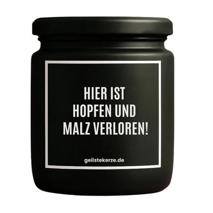Duftkerze mit Spruch von geilstekerze ist der neue Geschenketrend. Diese witzige Kerze Vegane Bio-Kerze mit Spruch – HIER IST HOPFEN UND MALZ VERLOREN! brennt mega lange sagenhafte 80 Stunde, hochwertige ätherische Öle schaffen beste Duftverteilung. Mit 1400 lustigen Sprüchen perfekt zum Verschenken. Handgemacht in Deutschland von geilstekerze.shop -Die beste Duftkerze die du kaufen kannst.