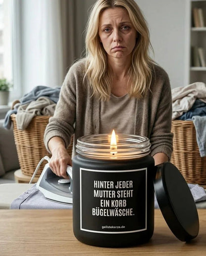 Duftkerze mit Spruch von geilstekerze ist der neue Geschenketrend. Diese witzige Kerze Vegane Bio-Kerze mit Spruch – HINTER JEDER MUTTER STEHT EIN KORB BÜGELWÄSCHE. brennt mega lange sagenhafte 80 Stunde, hochwertige ätherische Öle schaffen beste Duftverteilung. Mit 1400 lustigen Sprüchen perfekt zum Verschenken. Handgemacht in Deutschland von geilstekerze.shop -Die beste Duftkerze die du kaufen kannst.