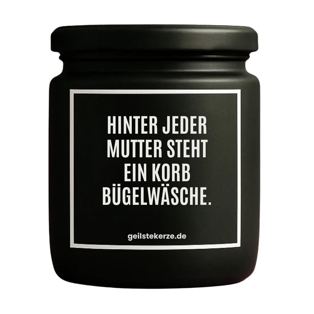 Duftkerze mit Spruch von geilstekerze ist der neue Geschenketrend. Diese witzige Kerze Vegane Bio-Kerze mit Spruch – HINTER JEDER MUTTER STEHT EIN KORB BÜGELWÄSCHE. brennt mega lange sagenhafte 80 Stunde, hochwertige ätherische Öle schaffen beste Duftverteilung. Mit 1400 lustigen Sprüchen perfekt zum Verschenken. Handgemacht in Deutschland von geilstekerze.shop -Die beste Duftkerze die du kaufen kannst.