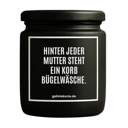 Duftkerze mit Spruch von geilstekerze ist der neue Geschenketrend. Diese witzige Kerze Vegane Bio-Kerze mit Spruch – HINTER JEDER MUTTER STEHT EIN KORB BÜGELWÄSCHE. brennt mega lange sagenhafte 80 Stunde, hochwertige ätherische Öle schaffen beste Duftverteilung. Mit 1400 lustigen Sprüchen perfekt zum Verschenken. Handgemacht in Deutschland von geilstekerze.shop -Die beste Duftkerze die du kaufen kannst.