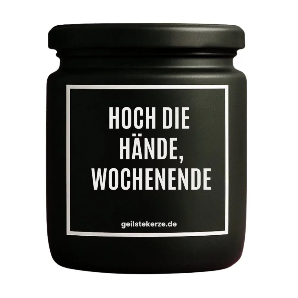 Duftkerze mit Spruch von geilstekerze ist der neue Geschenketrend. Diese witzige Kerze Vegane Bio-Kerze mit Spruch – HOCH DIE HÄNDE, WOCHENENDE brennt mega lange sagenhafte 80 Stunde, hochwertige ätherische Öle schaffen beste Duftverteilung. Mit 1400 lustigen Sprüchen perfekt zum Verschenken. Handgemacht in Deutschland von geilstekerze.shop -Die beste Duftkerze die du kaufen kannst.