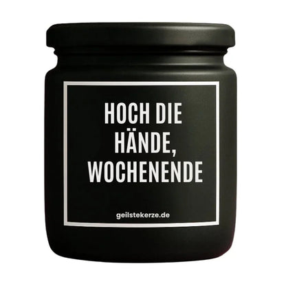 Duftkerze mit Spruch von geilstekerze ist der neue Geschenketrend. Diese witzige Kerze Vegane Bio-Kerze mit Spruch – HOCH DIE HÄNDE, WOCHENENDE brennt mega lange sagenhafte 80 Stunde, hochwertige ätherische Öle schaffen beste Duftverteilung. Mit 1400 lustigen Sprüchen perfekt zum Verschenken. Handgemacht in Deutschland von geilstekerze.shop -Die beste Duftkerze die du kaufen kannst.
