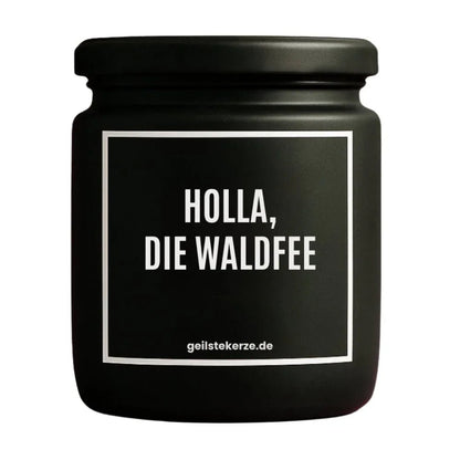 Duftkerze mit Spruch von geilstekerze ist der neue Geschenketrend. Diese witzige Kerze Vegane Bio-Kerze mit Spruch – HOLLA, DIE WALDFEE brennt mega lange sagenhafte 80 Stunde, hochwertige ätherische Öle schaffen beste Duftverteilung. Mit 1400 lustigen Sprüchen perfekt zum Verschenken. Handgemacht in Deutschland von geilstekerze.shop -Die beste Duftkerze die du kaufen kannst.