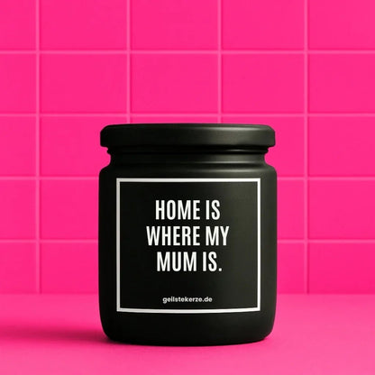 Duftkerze mit Spruch von geilstekerze ist der neue Geschenketrend. Diese witzige Kerze Vegane Bio-Kerze mit Spruch – HOME IS WHERE MY MUM IS. brennt mega lange sagenhafte 80 Stunde, hochwertige ätherische Öle schaffen beste Duftverteilung. Mit 1400 lustigen Sprüchen perfekt zum Verschenken. Handgemacht in Deutschland von geilstekerze.shop -Die beste Duftkerze die du kaufen kannst.
