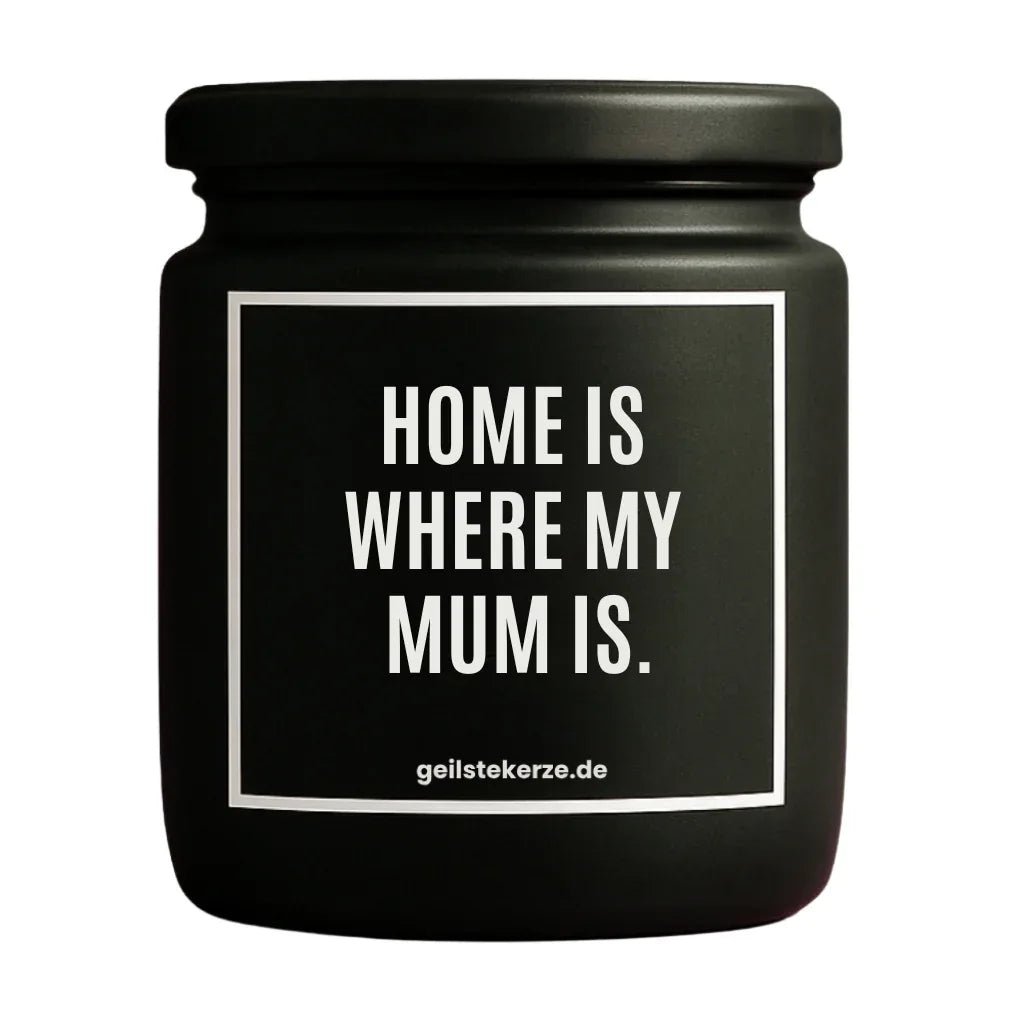 Duftkerze mit Spruch von geilstekerze ist der neue Geschenketrend. Diese witzige Kerze Vegane Bio-Kerze mit Spruch – HOME IS WHERE MY MUM IS. brennt mega lange sagenhafte 80 Stunde, hochwertige ätherische Öle schaffen beste Duftverteilung. Mit 1400 lustigen Sprüchen perfekt zum Verschenken. Handgemacht in Deutschland von geilstekerze.shop -Die beste Duftkerze die du kaufen kannst.