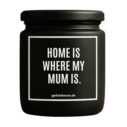 Duftkerze mit Spruch von geilstekerze ist der neue Geschenketrend. Diese witzige Kerze Vegane Bio-Kerze mit Spruch – HOME IS WHERE MY MUM IS. brennt mega lange sagenhafte 80 Stunde, hochwertige ätherische Öle schaffen beste Duftverteilung. Mit 1400 lustigen Sprüchen perfekt zum Verschenken. Handgemacht in Deutschland von geilstekerze.shop -Die beste Duftkerze die du kaufen kannst.