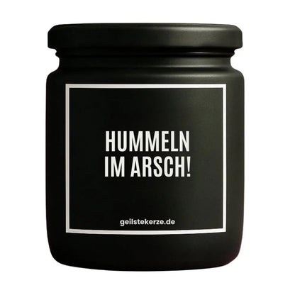 Duftkerze mit Spruch von geilstekerze ist der neue Geschenketrend. Diese witzige Kerze Vegane Bio-Kerze mit Spruch – HUMMELN IM ARSCH brennt mega lange sagenhafte 80 Stunde, hochwertige ätherische Öle schaffen beste Duftverteilung. Mit 1400 lustigen Sprüchen perfekt zum Verschenken. Handgemacht in Deutschland von geilstekerze.shop -Die beste Duftkerze die du kaufen kannst.