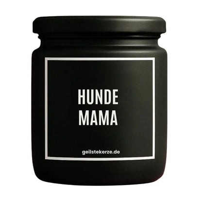 Duftkerze mit Spruch von geilstekerze ist der neue Geschenketrend. Diese witzige Kerze Vegane Bio-Kerze mit Spruch – HUNDE MAMA brennt mega lange sagenhafte 80 Stunde, hochwertige ätherische Öle schaffen beste Duftverteilung. Mit 1400 lustigen Sprüchen perfekt zum Verschenken. Handgemacht in Deutschland von geilstekerze.shop -Die beste Duftkerze die du kaufen kannst.