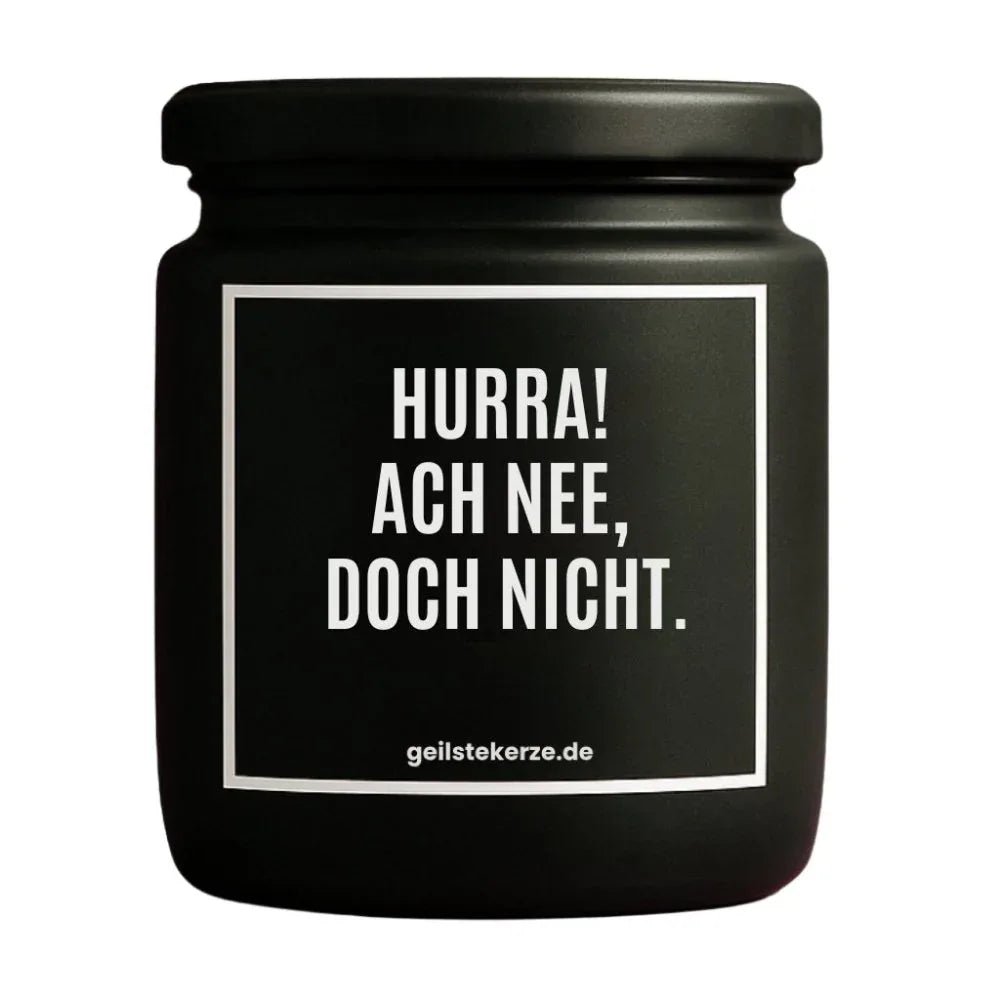 Duftkerze mit Spruch von geilstekerze ist der neue Geschenketrend. Diese witzige Kerze Vegane Bio-Kerze mit Spruch – HURRA! ACH NEE, DOCH NICHT. brennt mega lange sagenhafte 80 Stunde, hochwertige ätherische Öle schaffen beste Duftverteilung. Mit 1400 lustigen Sprüchen perfekt zum Verschenken. Handgemacht in Deutschland von geilstekerze.shop -Die beste Duftkerze die du kaufen kannst.