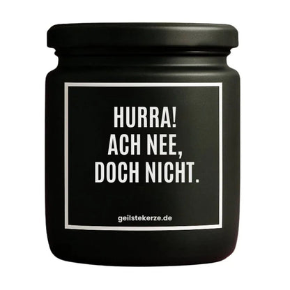 Duftkerze mit Spruch von geilstekerze ist der neue Geschenketrend. Diese witzige Kerze Vegane Bio-Kerze mit Spruch – HURRA! ACH NEE, DOCH NICHT. brennt mega lange sagenhafte 80 Stunde, hochwertige ätherische Öle schaffen beste Duftverteilung. Mit 1400 lustigen Sprüchen perfekt zum Verschenken. Handgemacht in Deutschland von geilstekerze.shop -Die beste Duftkerze die du kaufen kannst.