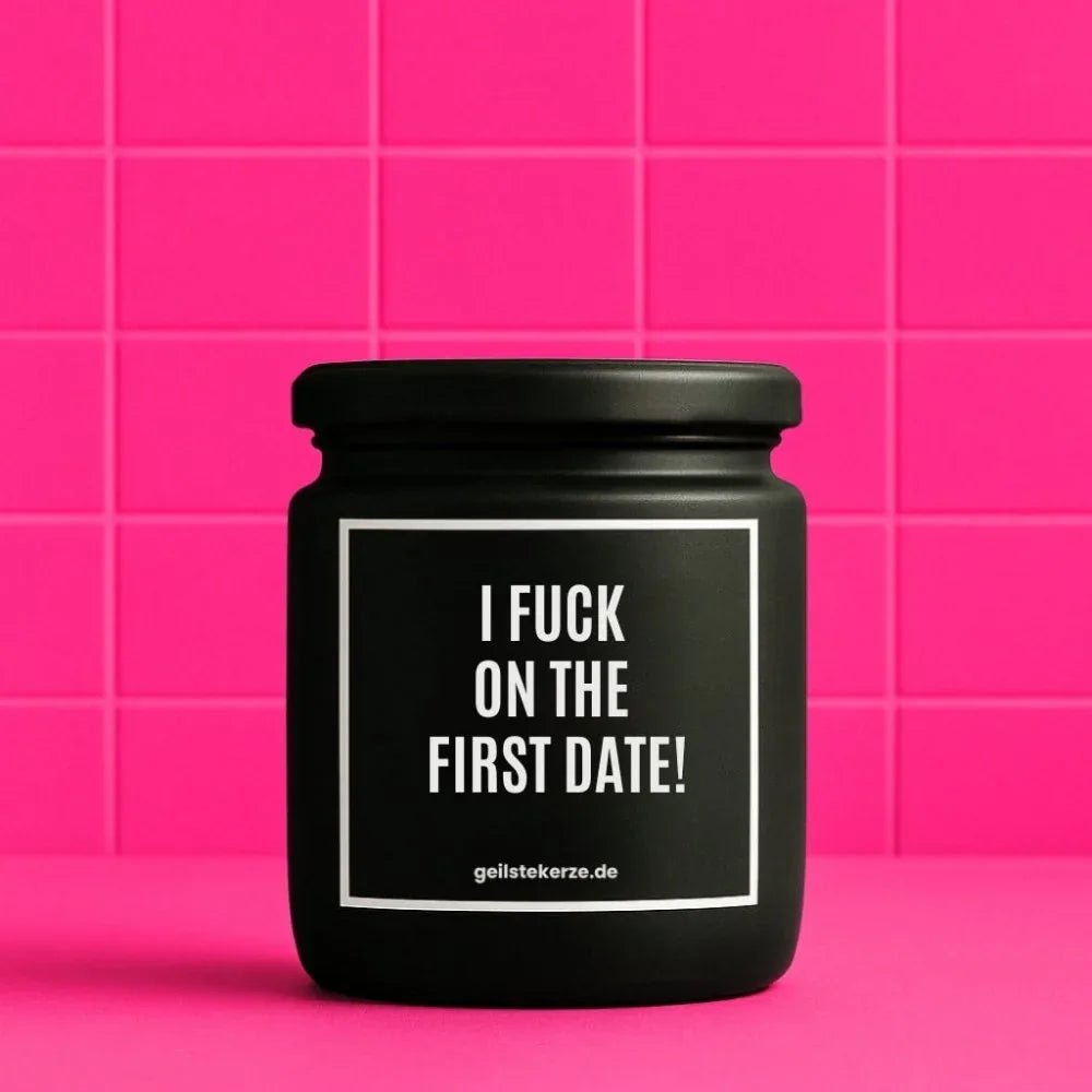 Duftkerze mit Spruch von geilstekerze ist der neue Geschenketrend. Diese witzige Kerze Vegane Bio-Kerze mit Spruch – I FUCK ON THE FIRST DATE! brennt mega lange sagenhafte 80 Stunde, hochwertige ätherische Öle schaffen beste Duftverteilung. Mit 1400 lustigen Sprüchen perfekt zum Verschenken. Handgemacht in Deutschland von geilstekerze.shop -Die beste Duftkerze die du kaufen kannst.