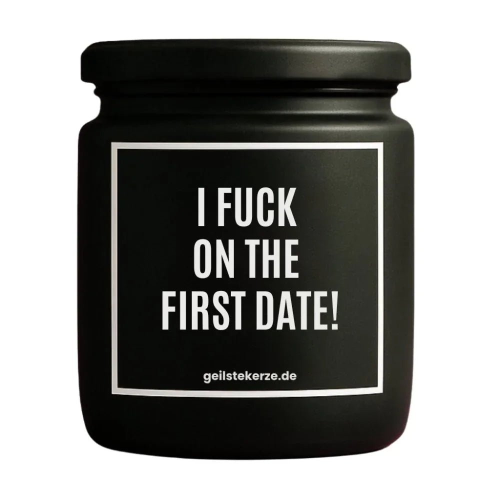 Duftkerze mit Spruch von geilstekerze ist der neue Geschenketrend. Diese witzige Kerze Vegane Bio-Kerze mit Spruch – I FUCK ON THE FIRST DATE! brennt mega lange sagenhafte 80 Stunde, hochwertige ätherische Öle schaffen beste Duftverteilung. Mit 1400 lustigen Sprüchen perfekt zum Verschenken. Handgemacht in Deutschland von geilstekerze.shop -Die beste Duftkerze die du kaufen kannst.