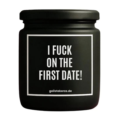 Duftkerze mit Spruch von geilstekerze ist der neue Geschenketrend. Diese witzige Kerze Vegane Bio-Kerze mit Spruch – I FUCK ON THE FIRST DATE! brennt mega lange sagenhafte 80 Stunde, hochwertige ätherische Öle schaffen beste Duftverteilung. Mit 1400 lustigen Sprüchen perfekt zum Verschenken. Handgemacht in Deutschland von geilstekerze.shop -Die beste Duftkerze die du kaufen kannst.