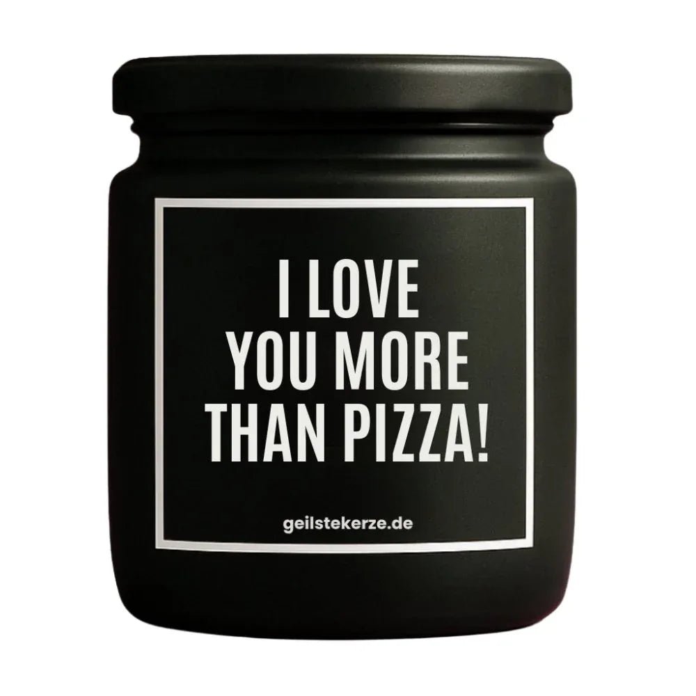 Duftkerze mit Spruch von geilstekerze ist der neue Geschenketrend. Diese witzige Kerze Vegane Bio-Kerze mit Spruch – I LOVE YOU MORE THAN PIZZA! brennt mega lange sagenhafte 80 Stunde, hochwertige ätherische Öle schaffen beste Duftverteilung. Mit 1400 lustigen Sprüchen perfekt zum Verschenken. Handgemacht in Deutschland von geilstekerze.shop -Die beste Duftkerze die du kaufen kannst.
