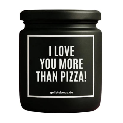Duftkerze mit Spruch von geilstekerze ist der neue Geschenketrend. Diese witzige Kerze Vegane Bio-Kerze mit Spruch – I LOVE YOU MORE THAN PIZZA! brennt mega lange sagenhafte 80 Stunde, hochwertige ätherische Öle schaffen beste Duftverteilung. Mit 1400 lustigen Sprüchen perfekt zum Verschenken. Handgemacht in Deutschland von geilstekerze.shop -Die beste Duftkerze die du kaufen kannst.