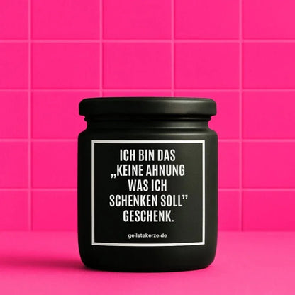 Duftkerze mit Spruch von geilstekerze ist der neue Geschenketrend. Diese witzige Kerze Vegane Bio-Kerze mit Spruch – ICH BIN DAS "KEINE AHNUNG WAS ICH SCHENKEN SOLL" GESCHENK. brennt mega lange sagenhafte 80 Stunde, hochwertige ätherische Öle schaffen beste Duftverteilung. Mit 1400 lustigen Sprüchen perfekt zum Verschenken. Handgemacht in Deutschland von geilstekerze.shop -Die beste Duftkerze die du kaufen kannst.
