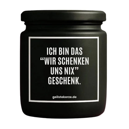 Duftkerze mit Spruch von geilstekerze ist der neue Geschenketrend. Diese witzige Kerze Vegane Bio-Kerze mit Spruch – ICH BIN DAS "WIR SCHENKEN UNS NIX" GESCHENK. brennt mega lange sagenhafte 80 Stunde, hochwertige ätherische Öle schaffen beste Duftverteilung. Mit 1400 lustigen Sprüchen perfekt zum Verschenken. Handgemacht in Deutschland von geilstekerze.shop -Die beste Duftkerze die du kaufen kannst.