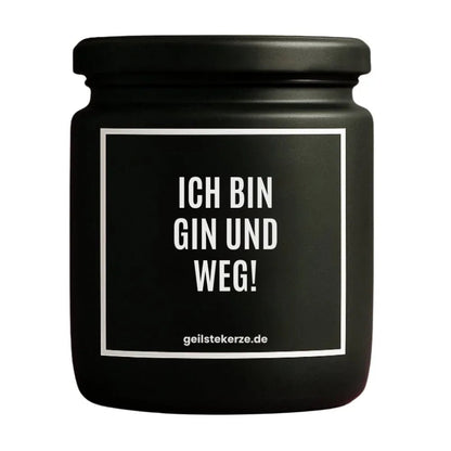 Duftkerze mit Spruch von geilstekerze ist der neue Geschenketrend. Diese witzige Kerze Vegane Bio-Kerze mit Spruch – ICH BIN GIN UND WEG! brennt mega lange sagenhafte 80 Stunde, hochwertige ätherische Öle schaffen beste Duftverteilung. Mit 1400 lustigen Sprüchen perfekt zum Verschenken. Handgemacht in Deutschland von geilstekerze.shop -Die beste Duftkerze die du kaufen kannst.