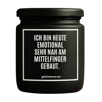 Duftkerze mit Spruch von geilstekerze ist der neue Geschenketrend. Diese witzige Kerze Vegane Bio-Kerze mit Spruch – ICH BIN HEUTE EMOTIONAL SEHR NAH AM MITTELFINGER GEBAUT. brennt mega lange sagenhafte 80 Stunde, hochwertige ätherische Öle schaffen beste Duftverteilung. Mit 1400 lustigen Sprüchen perfekt zum Verschenken. Handgemacht in Deutschland von geilstekerze.shop -Die beste Duftkerze die du kaufen kannst.