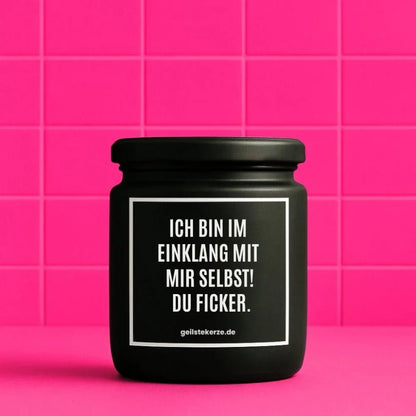 Duftkerze mit Spruch von geilstekerze ist der neue Geschenketrend. Diese witzige Kerze Vegane Bio-Kerze mit Spruch – ICH BIN IM EINKLANG MIT MIR SELBST! DU FICKER. brennt mega lange sagenhafte 80 Stunde, hochwertige ätherische Öle schaffen beste Duftverteilung. Mit 1400 lustigen Sprüchen perfekt zum Verschenken. Handgemacht in Deutschland von geilstekerze.shop -Die beste Duftkerze die du kaufen kannst.