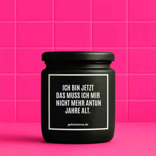 Vegane Bio-Kerze mit Spruch – ICH BIN JETZT DAS MUSS ICH MIR NICHT MEHR ANTUN JAHRE ALT.
