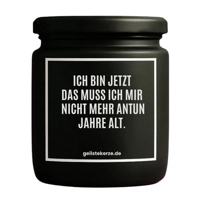 Duftkerze mit Spruch von geilstekerze ist der neue Geschenketrend. Diese witzige Kerze Vegane Bio-Kerze mit Spruch – ICH BIN JETZT DAS MUSS ICH MIR NICHT MEHR ANTUN JAHRE ALT. brennt mega lange sagenhafte 80 Stunde, hochwertige ätherische Öle schaffen beste Duftverteilung. Mit 1400 lustigen Sprüchen perfekt zum Verschenken. Handgemacht in Deutschland von geilstekerze.shop -Die beste Duftkerze die du kaufen kannst.