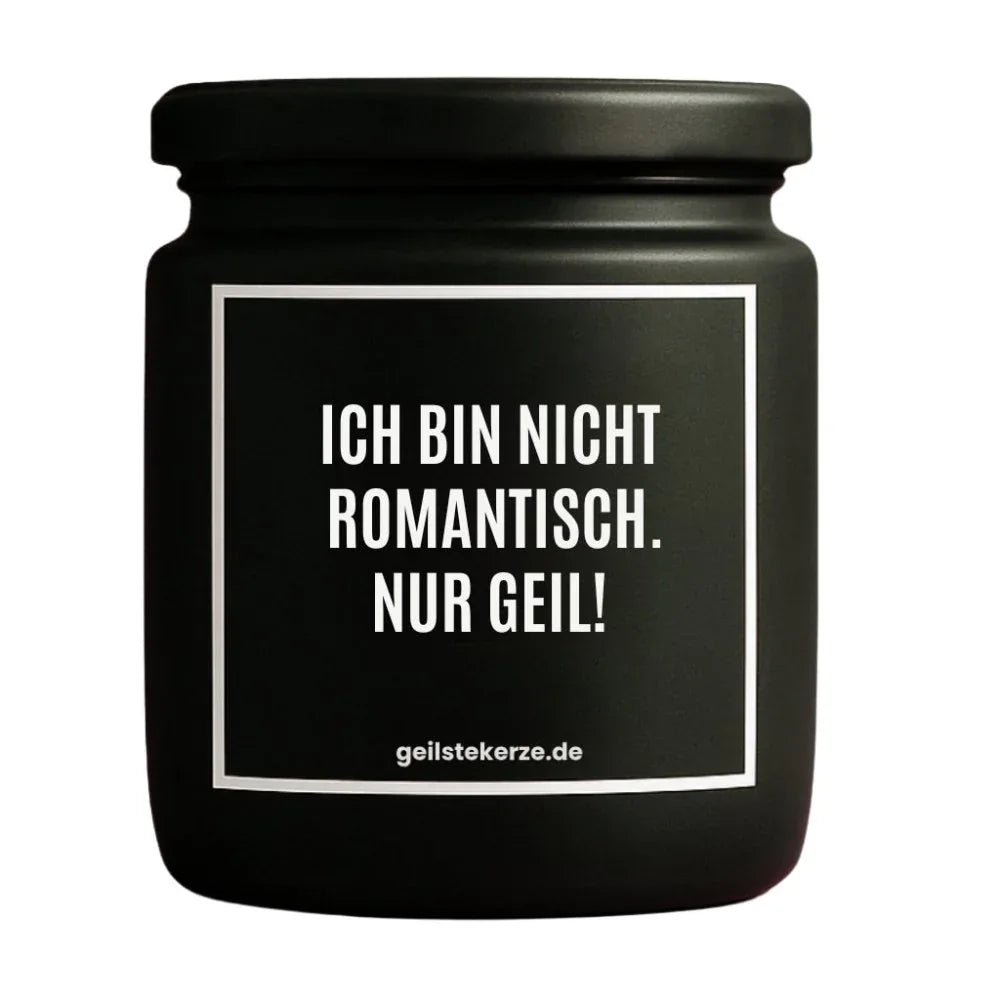 Duftkerze mit Spruch von geilstekerze ist der neue Geschenketrend. Diese witzige Kerze Vegane Bio-Kerze mit Spruch – ICH BIN NICHT ROMANTISCH. NUR GEIL! brennt mega lange sagenhafte 80 Stunde, hochwertige ätherische Öle schaffen beste Duftverteilung. Mit 1400 lustigen Sprüchen perfekt zum Verschenken. Handgemacht in Deutschland von geilstekerze.shop -Die beste Duftkerze die du kaufen kannst.