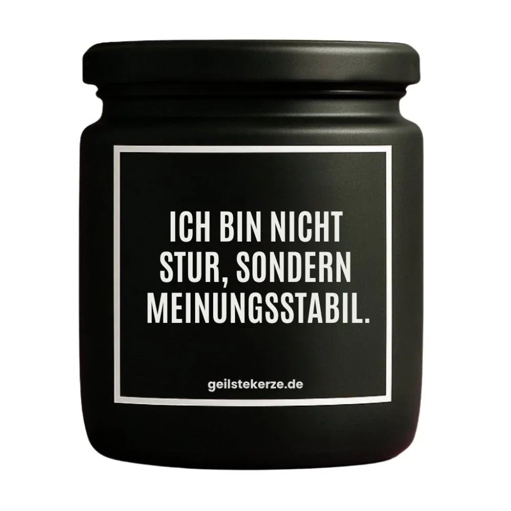 Duftkerze mit Spruch von geilstekerze ist der neue Geschenketrend. Diese witzige Kerze Vegane Bio-Kerze mit Spruch – ICH BIN NICHT STUR, SONDERN MEINUNGSSTABIL. brennt mega lange sagenhafte 80 Stunde, hochwertige ätherische Öle schaffen beste Duftverteilung. Mit 1400 lustigen Sprüchen perfekt zum Verschenken. Handgemacht in Deutschland von geilstekerze.shop -Die beste Duftkerze die du kaufen kannst.