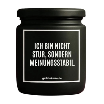 Duftkerze mit Spruch von geilstekerze ist der neue Geschenketrend. Diese witzige Kerze Vegane Bio-Kerze mit Spruch – ICH BIN NICHT STUR, SONDERN MEINUNGSSTABIL. brennt mega lange sagenhafte 80 Stunde, hochwertige ätherische Öle schaffen beste Duftverteilung. Mit 1400 lustigen Sprüchen perfekt zum Verschenken. Handgemacht in Deutschland von geilstekerze.shop -Die beste Duftkerze die du kaufen kannst.