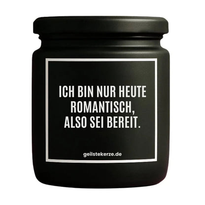 Duftkerze mit Spruch von geilstekerze ist der neue Geschenketrend. Diese witzige Kerze Vegane Bio-Kerze mit Spruch – ICH BIN NUR HEUTE ROMANTISCH, ALSO SEI BEREIT. brennt mega lange sagenhafte 80 Stunde, hochwertige ätherische Öle schaffen beste Duftverteilung. Mit 1400 lustigen Sprüchen perfekt zum Verschenken. Handgemacht in Deutschland von geilstekerze.shop -Die beste Duftkerze die du kaufen kannst.