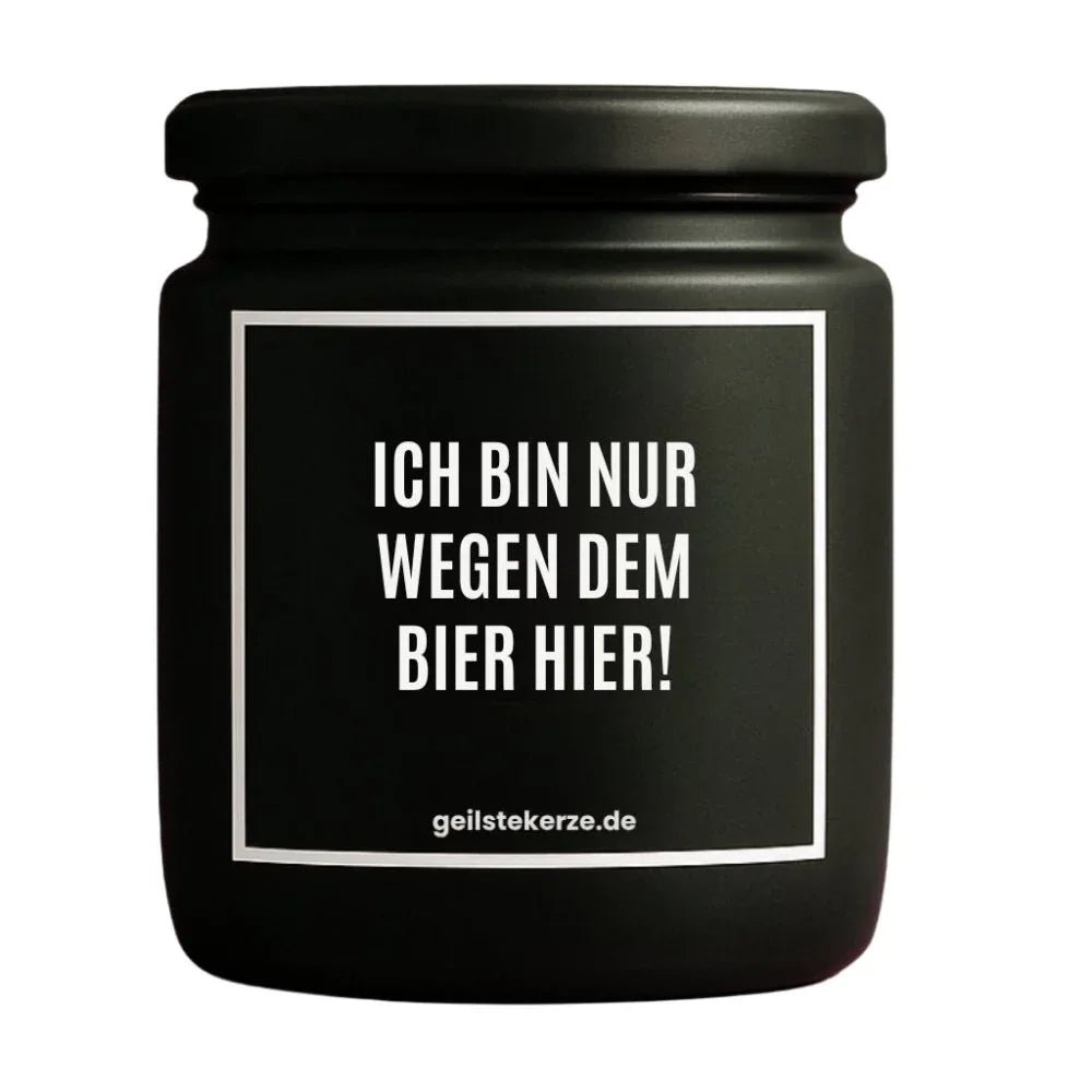 Duftkerze mit Spruch von geilstekerze ist der neue Geschenketrend. Diese witzige Kerze Vegane Bio-Kerze mit Spruch – ICH BIN NUR WEGEN DEM BIER HIER! brennt mega lange sagenhafte 80 Stunde, hochwertige ätherische Öle schaffen beste Duftverteilung. Mit 1400 lustigen Sprüchen perfekt zum Verschenken. Handgemacht in Deutschland von geilstekerze.shop -Die beste Duftkerze die du kaufen kannst.