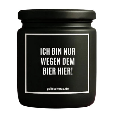 Duftkerze mit Spruch von geilstekerze ist der neue Geschenketrend. Diese witzige Kerze Vegane Bio-Kerze mit Spruch – ICH BIN NUR WEGEN DEM BIER HIER! brennt mega lange sagenhafte 80 Stunde, hochwertige ätherische Öle schaffen beste Duftverteilung. Mit 1400 lustigen Sprüchen perfekt zum Verschenken. Handgemacht in Deutschland von geilstekerze.shop -Die beste Duftkerze die du kaufen kannst.
