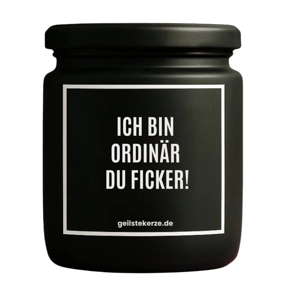 Duftkerze mit Spruch von geilstekerze ist der neue Geschenketrend. Diese witzige Kerze Vegane Bio-Kerze mit Spruch – ICH BIN ORDINÄR DU FICKER brennt mega lange sagenhafte 80 Stunde, hochwertige ätherische Öle schaffen beste Duftverteilung. Mit 1400 lustigen Sprüchen perfekt zum Verschenken. Handgemacht in Deutschland von geilstekerze.shop -Die beste Duftkerze die du kaufen kannst.