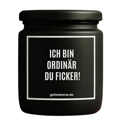 Duftkerze mit Spruch von geilstekerze ist der neue Geschenketrend. Diese witzige Kerze Vegane Bio-Kerze mit Spruch – ICH BIN ORDINÄR DU FICKER brennt mega lange sagenhafte 80 Stunde, hochwertige ätherische Öle schaffen beste Duftverteilung. Mit 1400 lustigen Sprüchen perfekt zum Verschenken. Handgemacht in Deutschland von geilstekerze.shop -Die beste Duftkerze die du kaufen kannst.