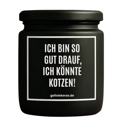 Duftkerze mit Spruch von geilstekerze ist der neue Geschenketrend. Diese witzige Kerze Vegane Bio-Kerze mit Spruch – ICH BIN SO GUT DRAUF, ICH KÖNNTE KOTZEN! brennt mega lange sagenhafte 80 Stunde, hochwertige ätherische Öle schaffen beste Duftverteilung. Mit 1400 lustigen Sprüchen perfekt zum Verschenken. Handgemacht in Deutschland von geilstekerze.shop -Die beste Duftkerze die du kaufen kannst.