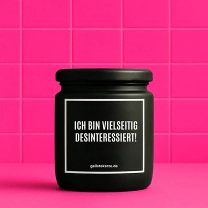 ICH BIN VIELSEITIG DESINTERESSIERT Duftkerze – Glasgefäß, Selbstironie-Wortspiel-Spruch