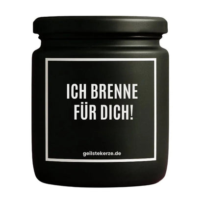 Duftkerze mit Spruch von geilstekerze ist der neue Geschenketrend. Diese witzige Kerze Vegane Bio-Kerze mit Spruch – ICH BRENNE FÜR DICH! brennt mega lange sagenhafte 80 Stunde, hochwertige ätherische Öle schaffen beste Duftverteilung. Mit 1400 lustigen Sprüchen perfekt zum Verschenken. Handgemacht in Deutschland von geilstekerze.shop -Die beste Duftkerze die du kaufen kannst.
