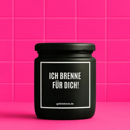 Duftkerze mit Spruch von geilstekerze ist der neue Geschenketrend. Diese witzige Kerze Vegane Bio-Kerze mit Spruch – ICH BRENNE FÜR DICH! brennt mega lange sagenhafte 80 Stunde, hochwertige ätherische Öle schaffen beste Duftverteilung. Mit 1400 lustigen Sprüchen perfekt zum Verschenken. Handgemacht in Deutschland von geilstekerze.shop -Die beste Duftkerze die du kaufen kannst.