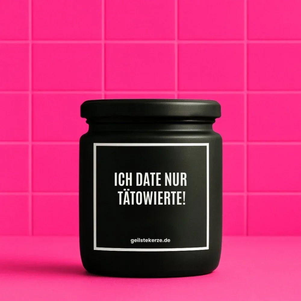 Duftkerze mit Spruch von geilstekerze ist der neue Geschenketrend. Diese witzige Kerze Vegane Bio-Kerze mit Spruch – ICH DATE NUR TÄTOWIERTE! brennt mega lange sagenhafte 80 Stunde, hochwertige ätherische Öle schaffen beste Duftverteilung. Mit 1400 lustigen Sprüchen perfekt zum Verschenken. Handgemacht in Deutschland von geilstekerze.shop -Die beste Duftkerze die du kaufen kannst.