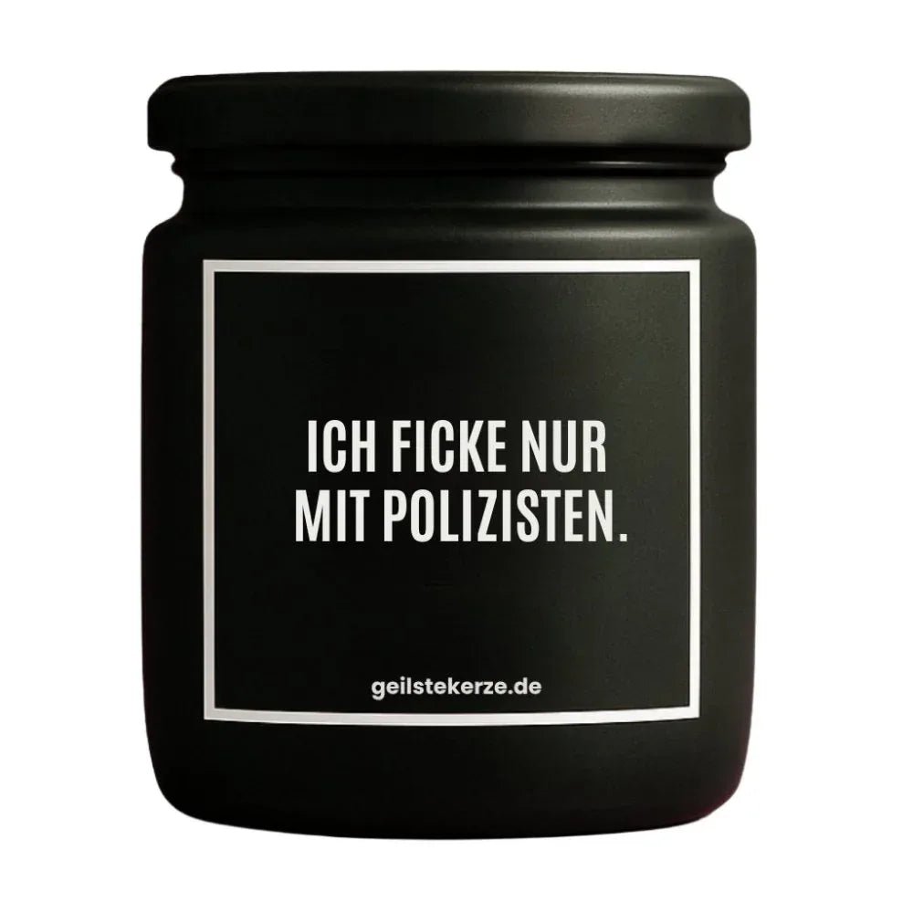 Duftkerze mit Spruch von geilstekerze ist der neue Geschenketrend. Diese witzige Kerze Vegane Bio-Kerze mit Spruch – ICH FICKE NUR MIT POLIZISTEN. brennt mega lange sagenhafte 80 Stunde, hochwertige ätherische Öle schaffen beste Duftverteilung. Mit 1400 lustigen Sprüchen perfekt zum Verschenken. Handgemacht in Deutschland von geilstekerze.shop -Die beste Duftkerze die du kaufen kannst.