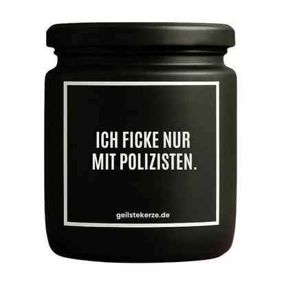 Duftkerze mit Spruch von geilstekerze ist der neue Geschenketrend. Diese witzige Kerze Vegane Bio-Kerze mit Spruch – ICH FICKE NUR MIT POLIZISTEN. brennt mega lange sagenhafte 80 Stunde, hochwertige ätherische Öle schaffen beste Duftverteilung. Mit 1400 lustigen Sprüchen perfekt zum Verschenken. Handgemacht in Deutschland von geilstekerze.shop -Die beste Duftkerze die du kaufen kannst.