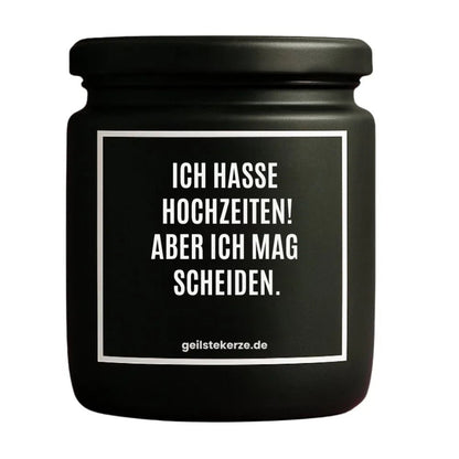 Duftkerze mit Spruch von geilstekerze ist der neue Geschenketrend. Diese witzige Kerze Vegane Bio-Kerze mit Spruch – ICH HASSE HOCHZEIT! ABER ICH MAG SCHEIDEN. brennt mega lange sagenhafte 80 Stunde, hochwertige ätherische Öle schaffen beste Duftverteilung. Mit 1400 lustigen Sprüchen perfekt zum Verschenken. Handgemacht in Deutschland von geilstekerze.shop -Die beste Duftkerze die du kaufen kannst.