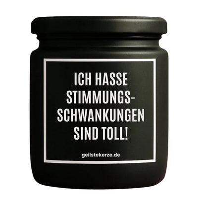 Duftkerze mit Spruch von geilstekerze ist der neue Geschenketrend. Diese witzige Kerze Vegane Bio-Kerze mit Spruch – ICH HASSE STIMMUNGSSCHWANKUNGEN SIND TOLL brennt mega lange sagenhafte 80 Stunde, hochwertige ätherische Öle schaffen beste Duftverteilung. Mit 1400 lustigen Sprüchen perfekt zum Verschenken. Handgemacht in Deutschland von geilstekerze.shop -Die beste Duftkerze die du kaufen kannst.